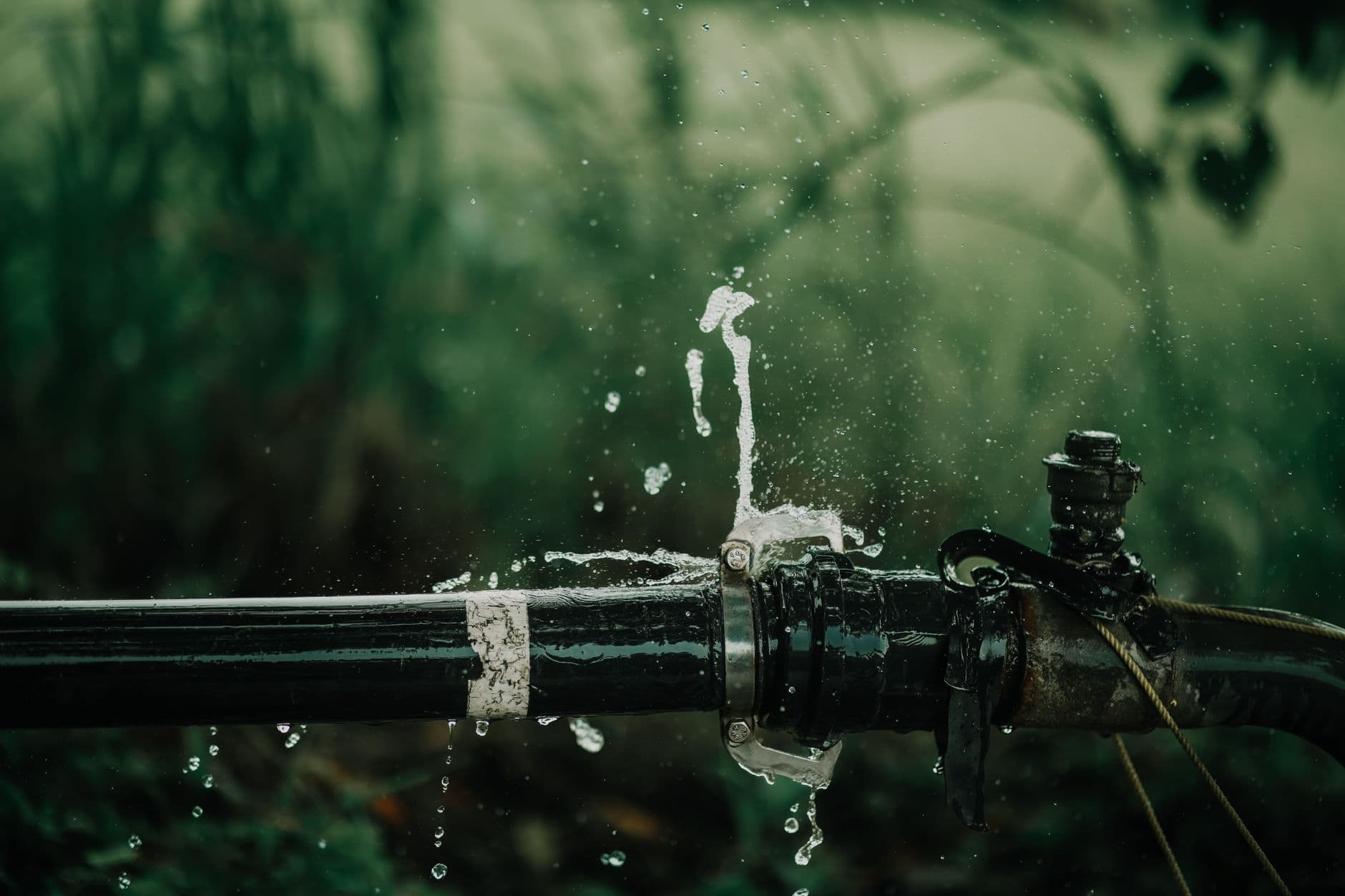Tubería rota perdiendo agua a presión