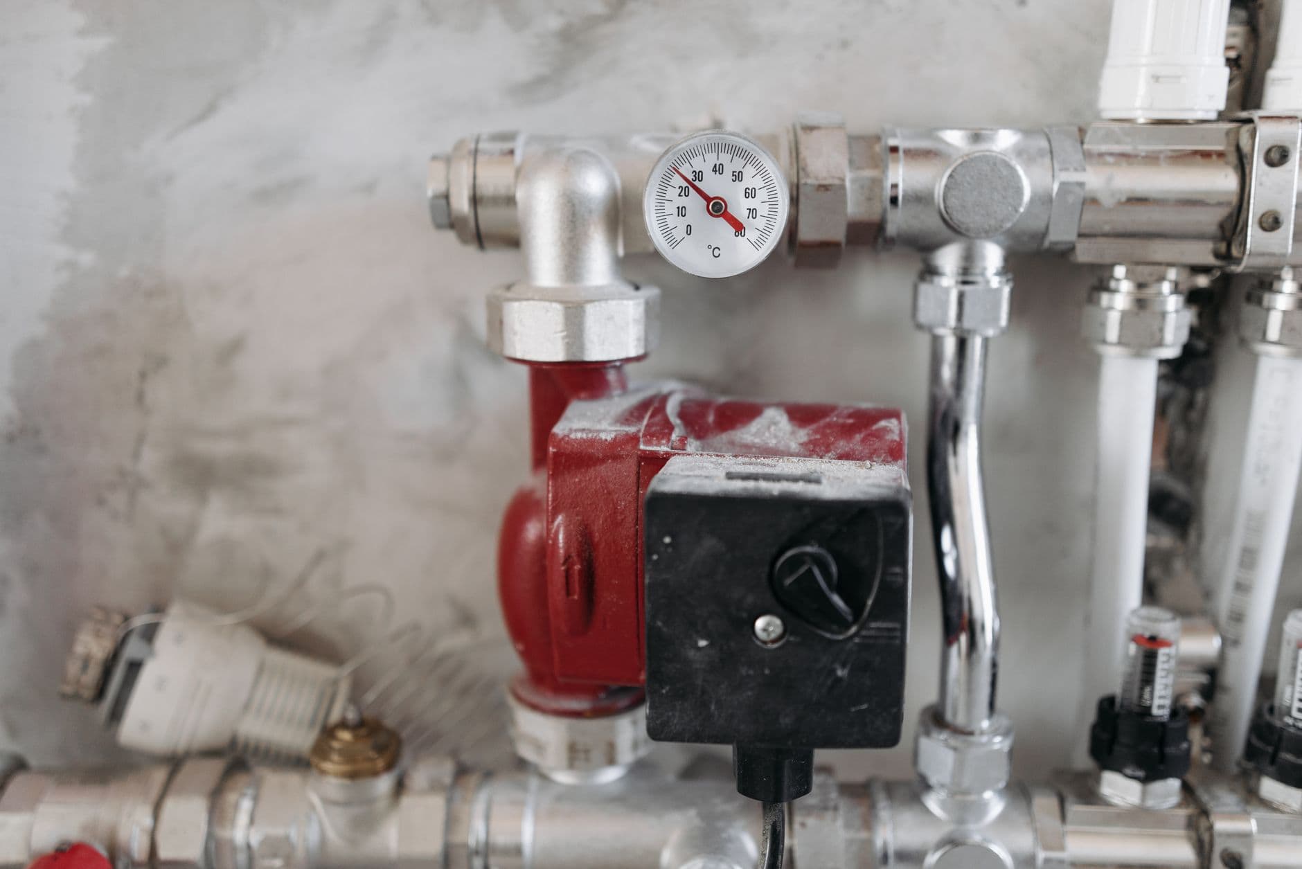 Calentador de agua instalado en la pared de una vivienda