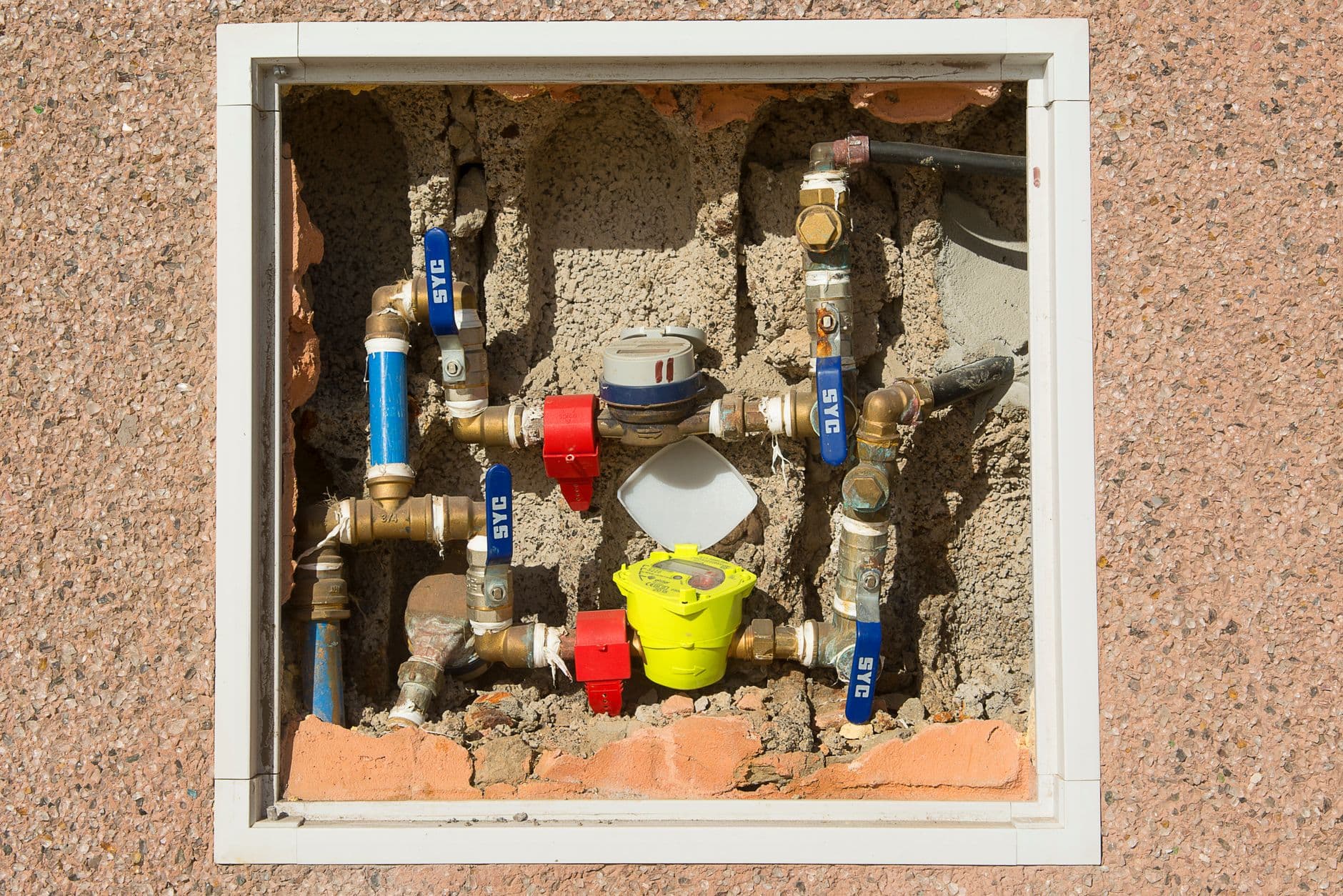 Fuga de agua en una tubería antes de ser reparada