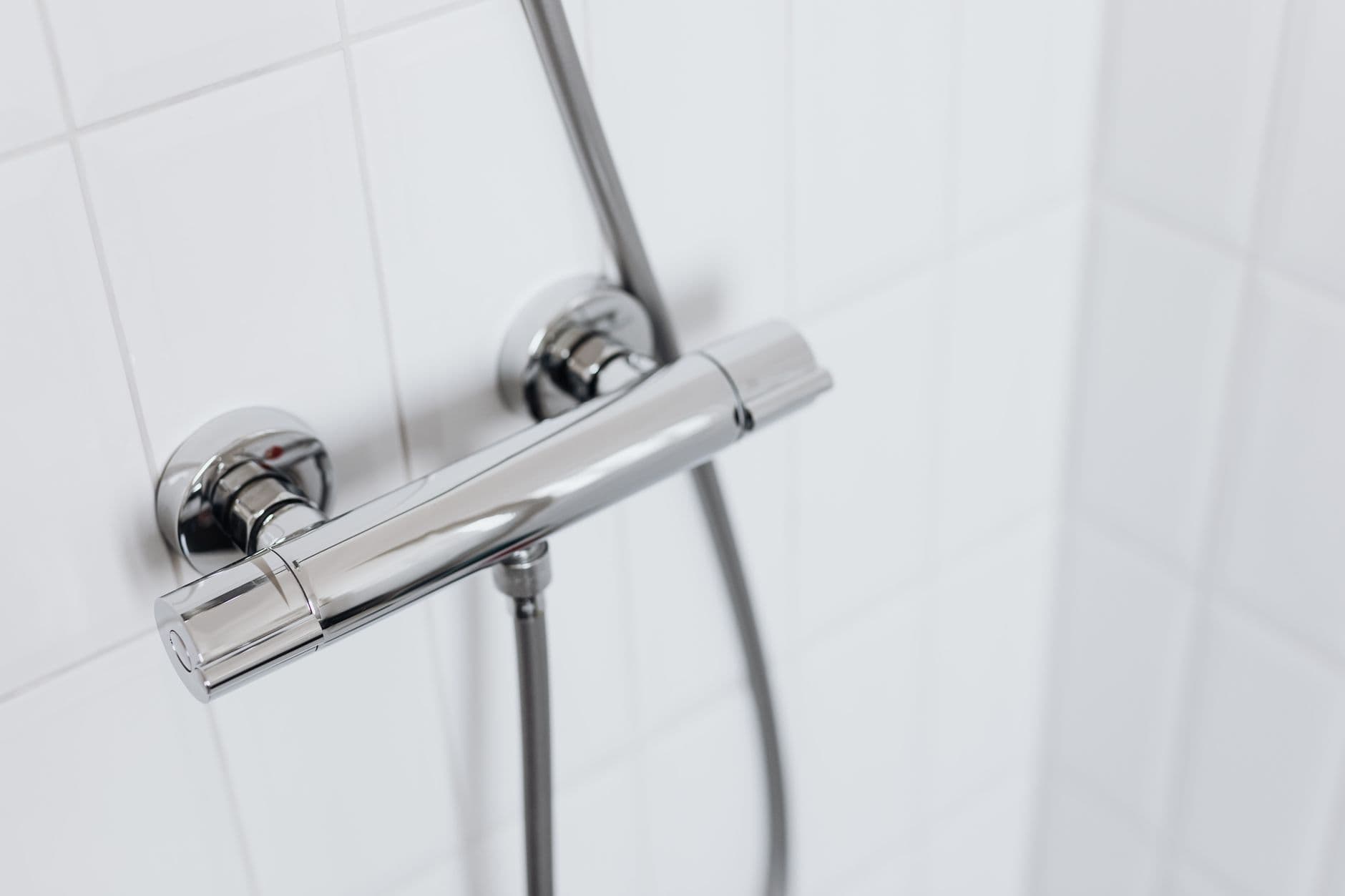 Instalación de tuberías durante la reforma de un cuarto de baño